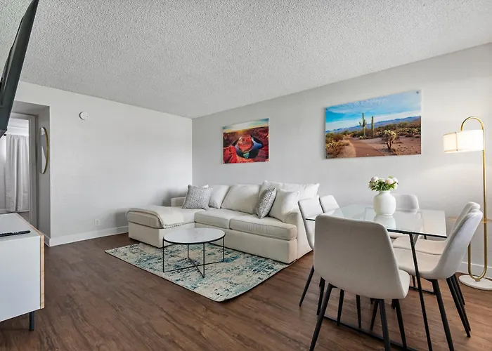2b1b Stylish Haven - Pool And Parking Apartment