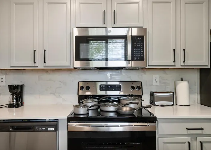 2b1b Stylish Haven - Pool And Parking Apartment