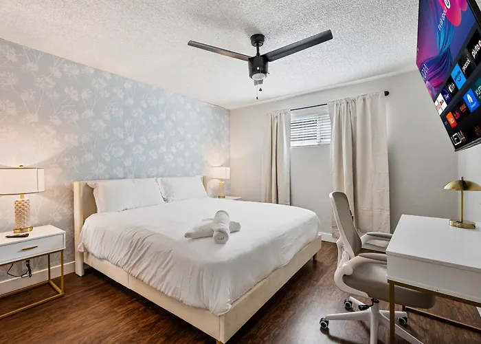 Apartment 2b1b Stylish Haven - Pool And Parking *